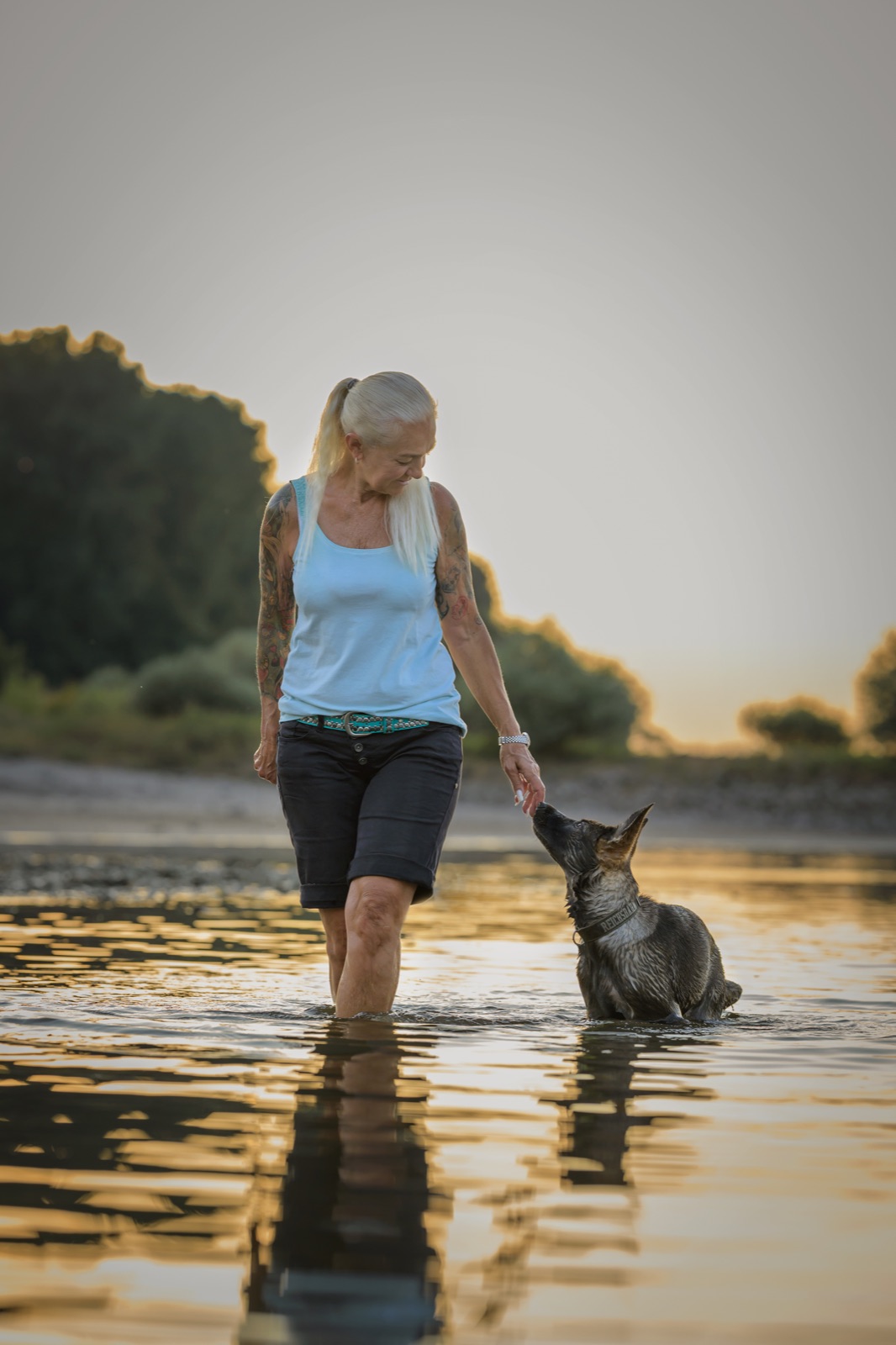 Brigitte Blum mit Schäferhund-Welpen am Wasser